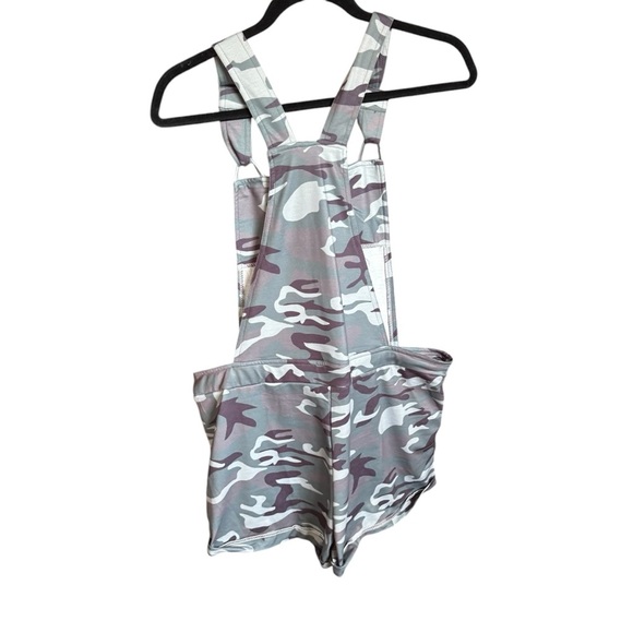 Women’s Camouflage Overall Shorts - Picture 1 of 6